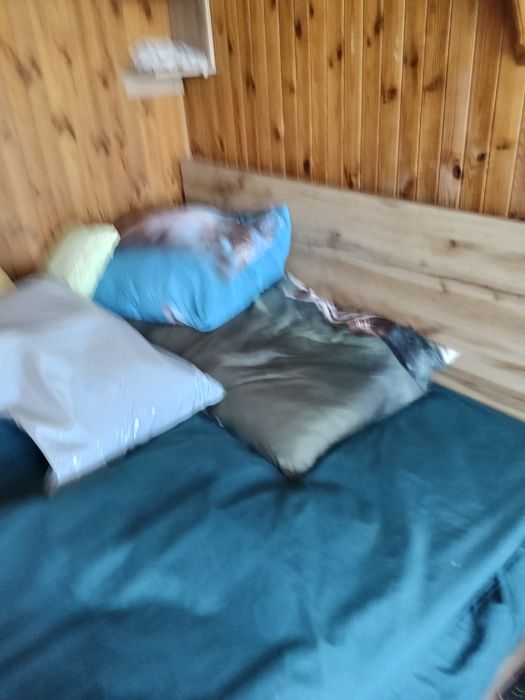 Łóżko z materacem