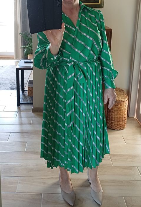 Piękna zielona plisowana sukienka 44