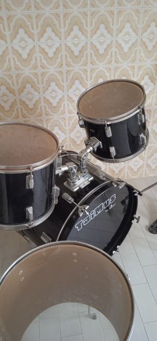 Se vende bateria musical completa como nova.