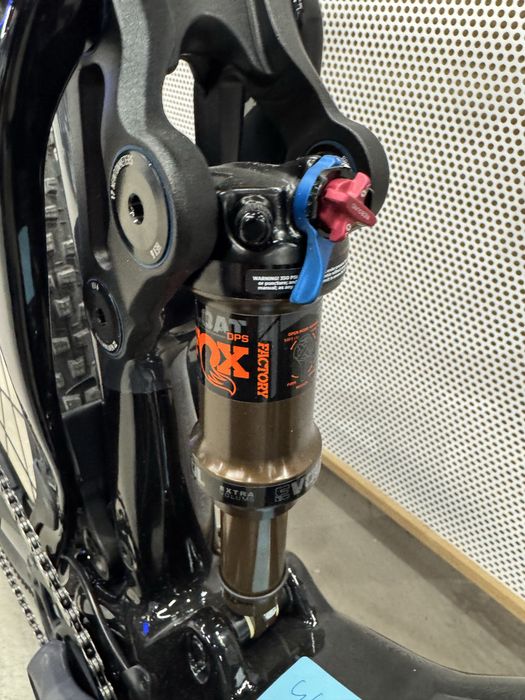 Zawieszenie FOX FLOAT FACTORY 36 kashima i FOX Float DPS 185x55 Trunnion , siodelko FIZIK Argo R1 Adaptive, karbonowe kola DT SWISS XMC1200 carbon