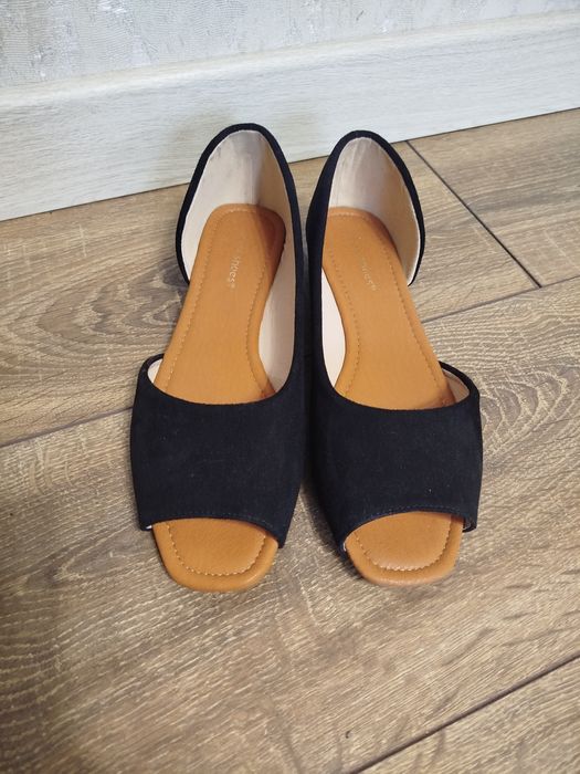 Босоніжки, балетки