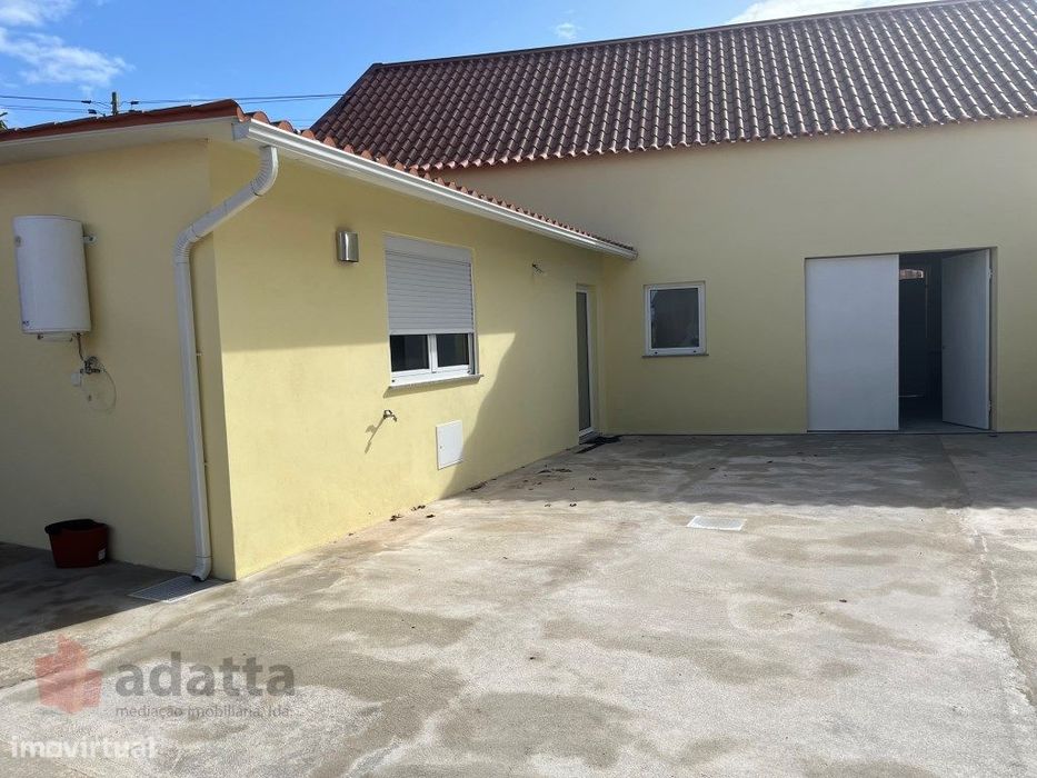 Moradia Com Cozinha Equipada. Tem Logradouro E Loja Coberta. Para A...