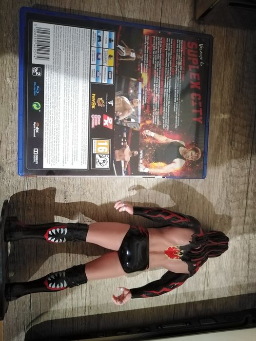 Selling the game w2k17 ps4 and the figure in good condition64584765046403121