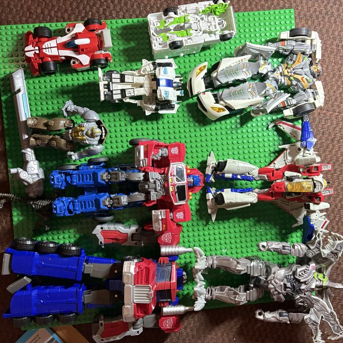 различные фигурки трансформеров из серии фильмов