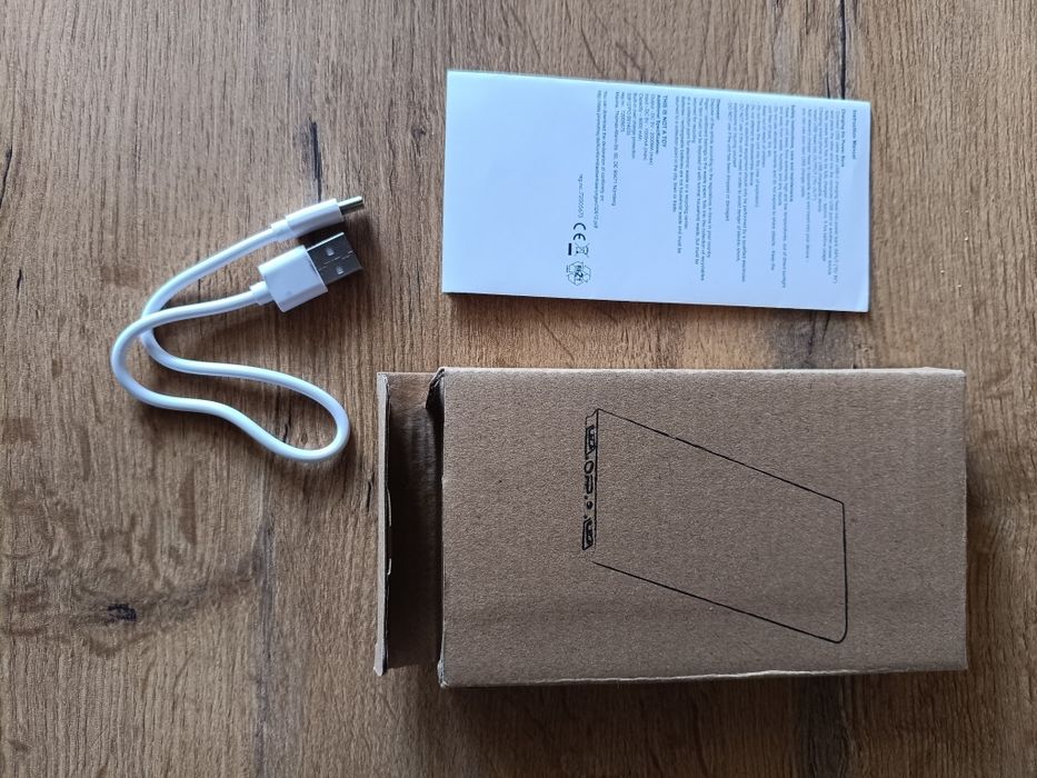 Mały powerbank srebny