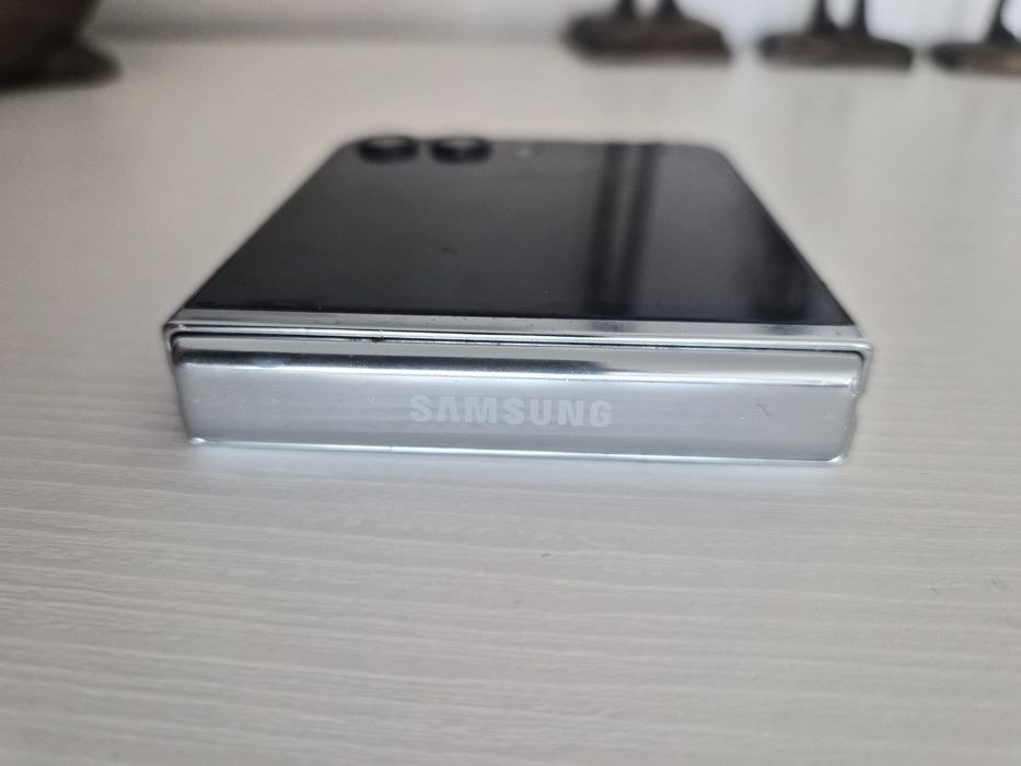 Smartfon Samsung Z Flip 5 8GB