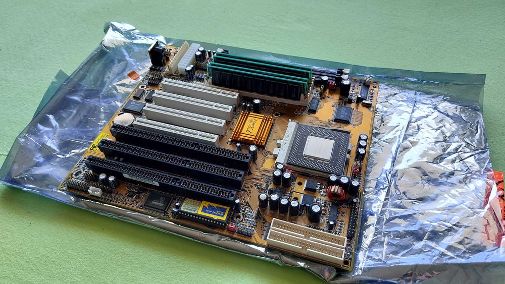 Płyta główna PC Chips M571 Socket 7 + Intel Pentium MMX + RAM | Retro PC lata 90