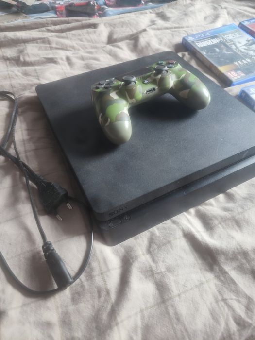 PS4 Slim 500GB + pad moro + kable HDMI/zasilanie + 4 gry