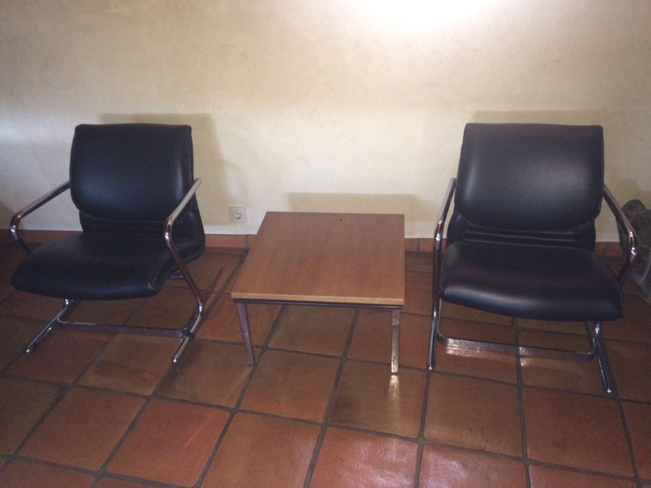 Conjunto cadeiras em couro + mesa de centro