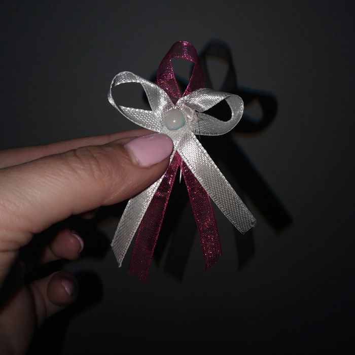 Kotyliony biało różowe z koralikiem przywieszki wesele goście