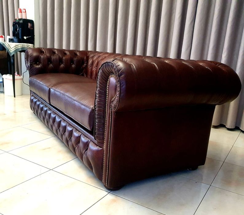 Sofá Chesterfield em pele envelhecida- Novo