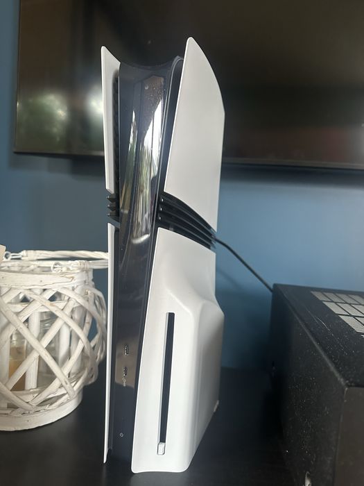 Konsola PS5 Pro z napędem optycznym 2 padami i dockiem do ładowania padów