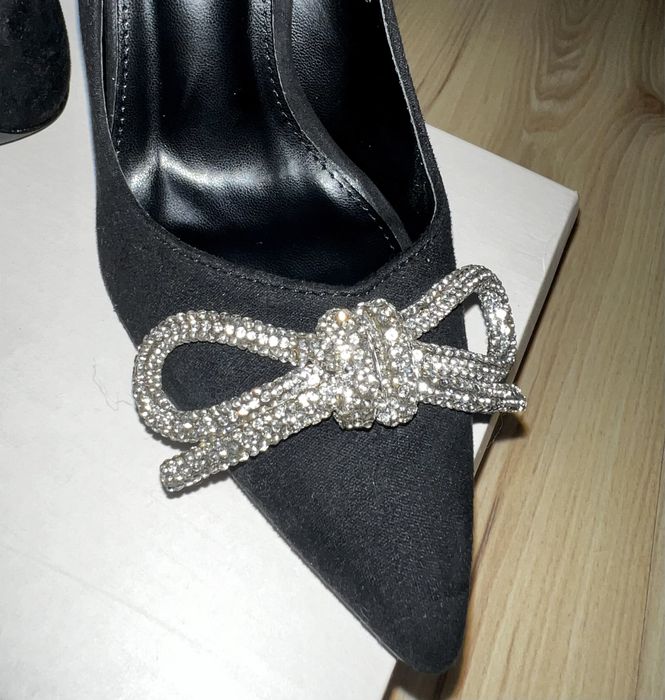 Nowe czarne szpilki ze srebrną kokardą 38