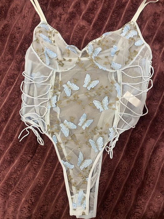 Мереживне боді блакитне з вишивкою метеликами та шнурівкою розмір Л