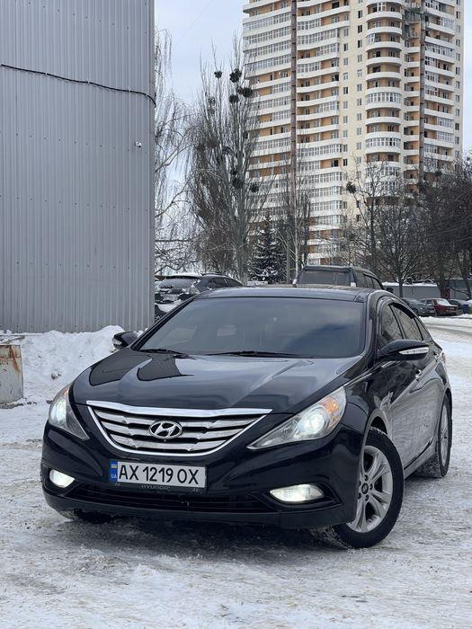 У продажу корейський бізнес клас 
На жирнючій комплектації
Hyundai sonata(пригнано з Кореї)
2010 рік
2.0 MPI бенз/газ
Автомат
Без ключовий
Шкіряний салон
4 скло підіймачі
Ел. Регулювання сидінь
Все скло рідне
Тонування
Клімат
Підігріви/вентиляція перед
Підігрів задні
Мульти кермо
4 скло підіймачі
Складування дзеркал
Панорама/люк
Car play
Задня камера
Парктроніки
Ambient підсвітка
Лінзована оптика
Туманки
Литі диски на зимі
По кузову без зауважень.
Мотор коробка працюють добре .
Будь який вид оформлення .
З дурними пропозиціями прохання не турбувати, ціна і так перша по регіону !
Машина сів-поїхав.