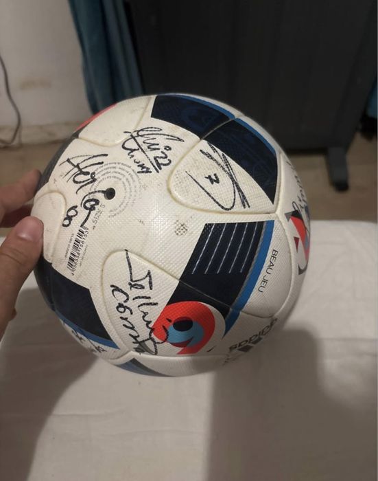 Bola oficial de partida euro2016 assinada por parte do plantel do Benfica 2016/17