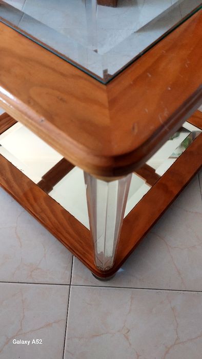 Mesa de centro em madeira e vidro