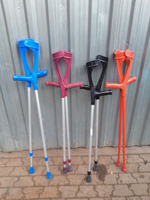 Kule ortopedyczne, laski.