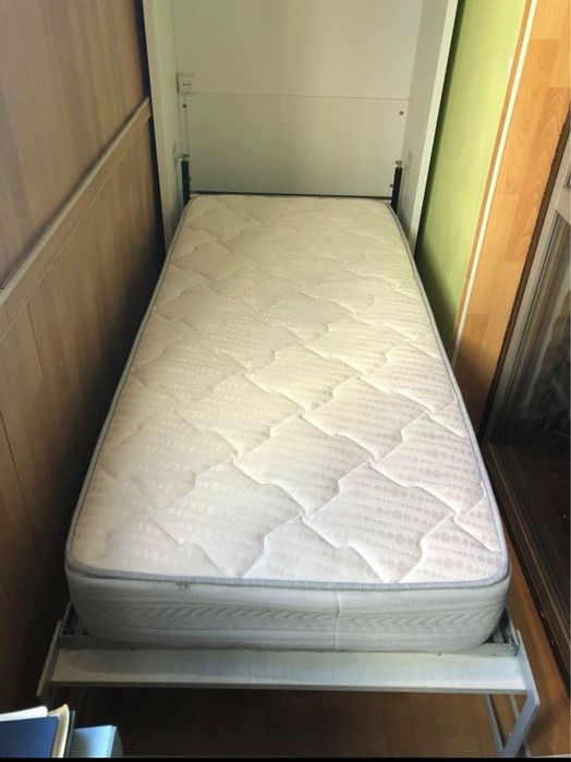 Cama oculta feita por medida para varanda