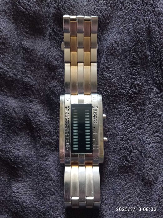 Zegarek binarny nowy