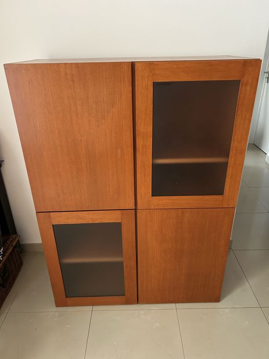 Movel com portas e prateleiras em Faia