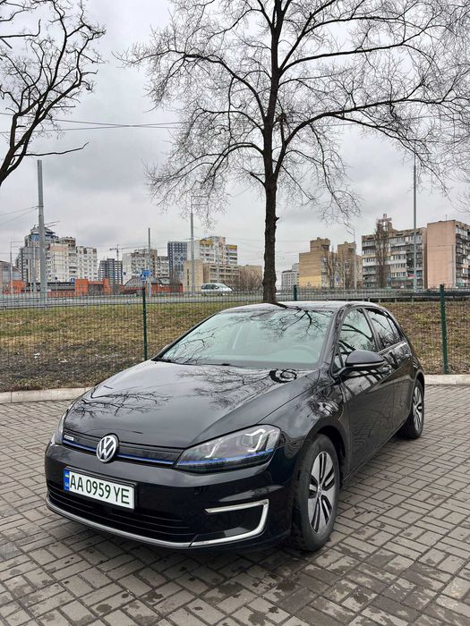 Оренда електромобіля Volkswagen e-Golf Highline