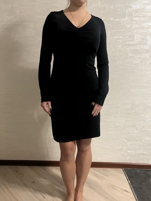 Чорна жіноча сукня