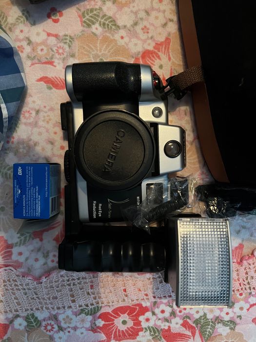 Maquina fotografica com caixa e rolo