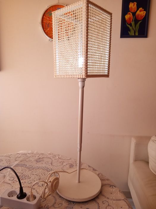 RESERVADO Candeeiro branco de pé alto.