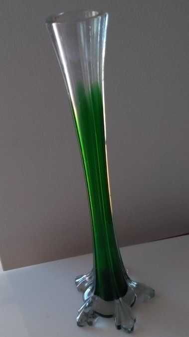 Solitário em vidro incolor e verde, com falhas