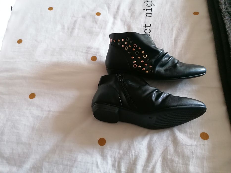 Botas novas de criança