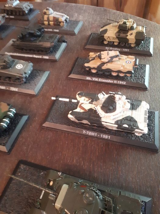 Kolekcja 27 modeli czołgów.