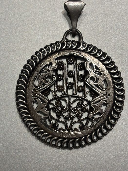 Duża zawieszka "Dłoń Fatimy", średnica 4,5 cm.