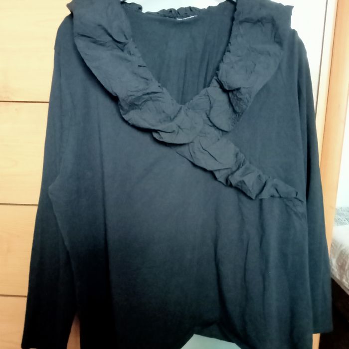 Bluzka duża, czarna z długimi rękawami 48