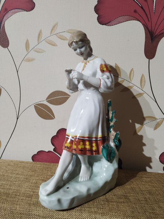 Девушка гадает: любит не любит(с переломом руки)