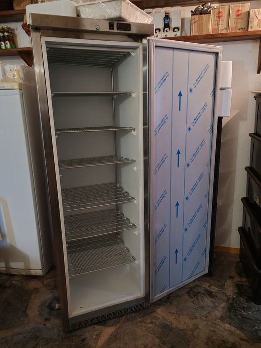 Arca congeladora de 400 litros em inox