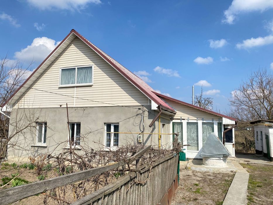 Продам гарний будинок в центрі села