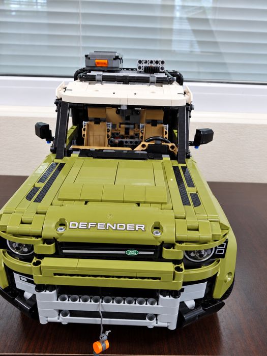 LEGO Technic Land Rover Defender 42110 — зібрана модель