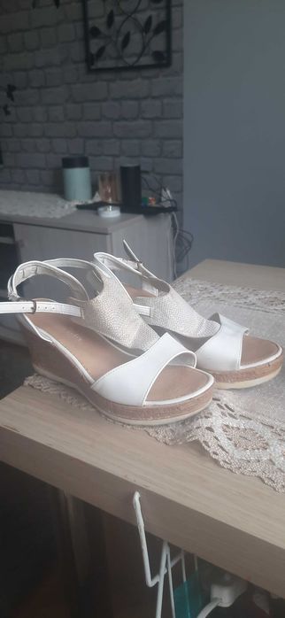 Biale sandalki roz.37