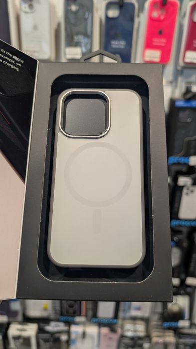 Оригінальні чохли на iPhone 15 pro також OtterBox,Proove