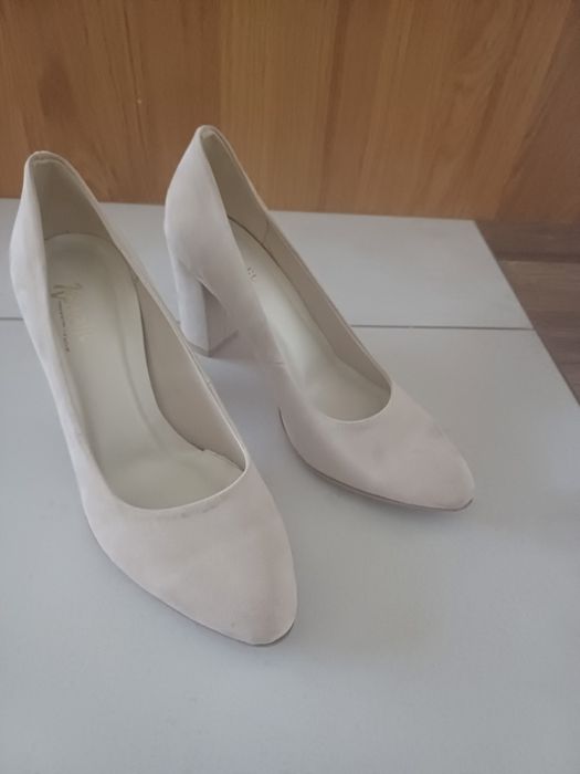 Buty na obcasie, beżowe, rozm. 39