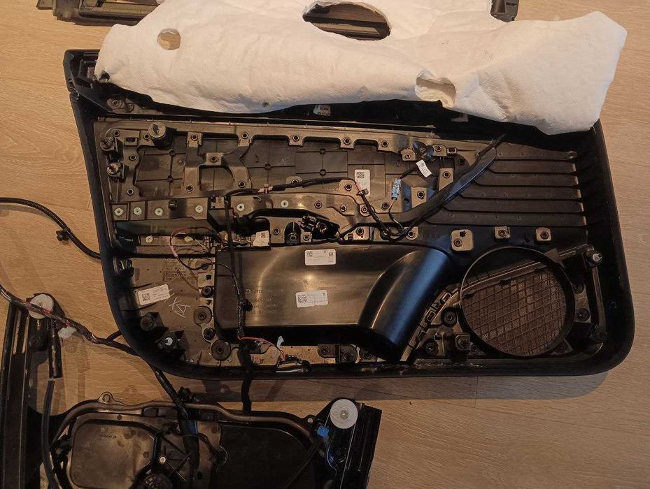 Тесла модел 3 двері праві передня і задня