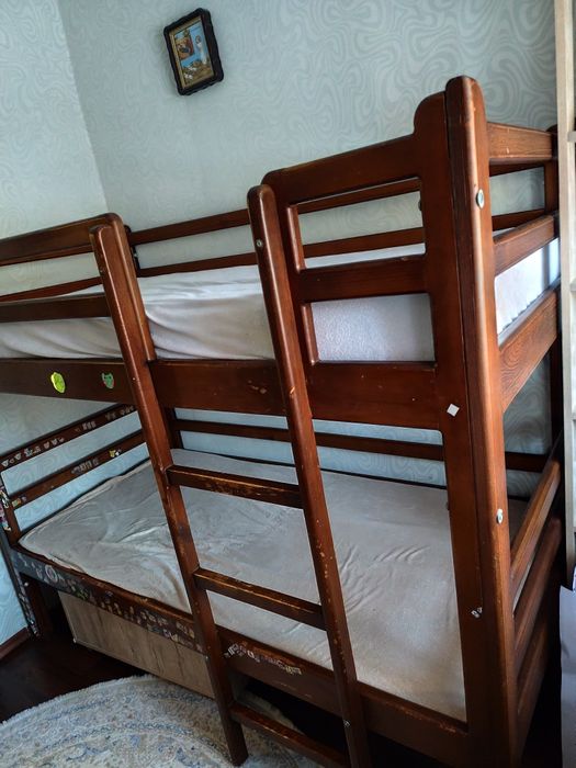 Продається дерев'яне двоярусне ліжко