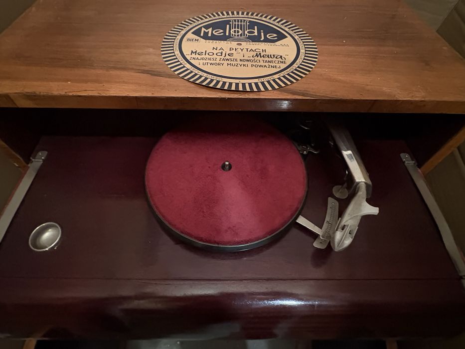 Szafa radiowa- wysuwany gramofon.