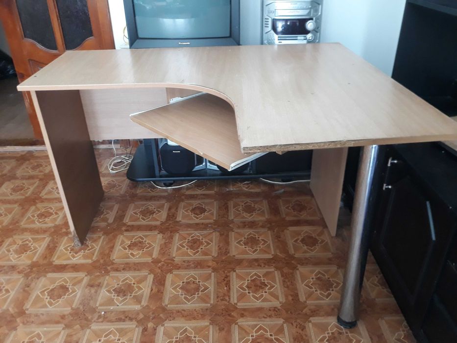 Стіл письмовий комп'ютерний