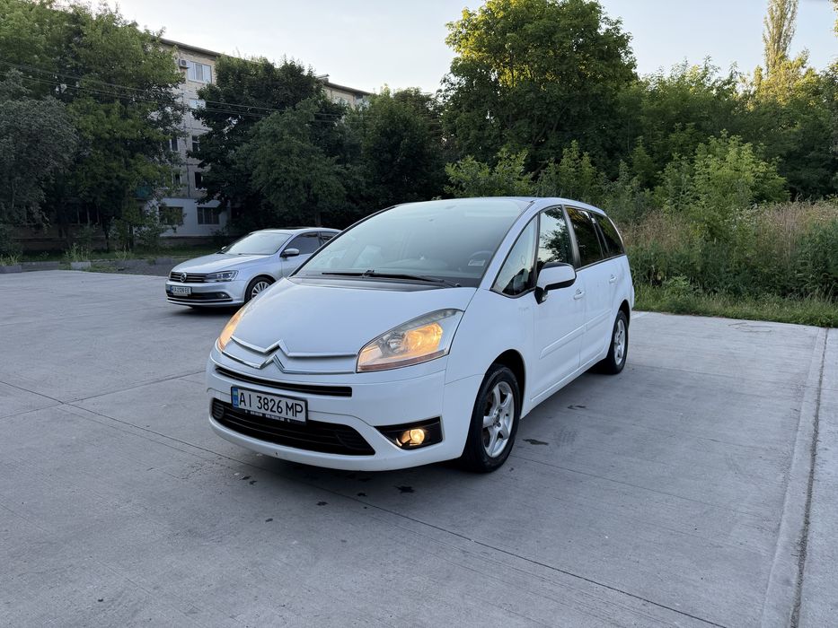 Продам семейный автомобиль