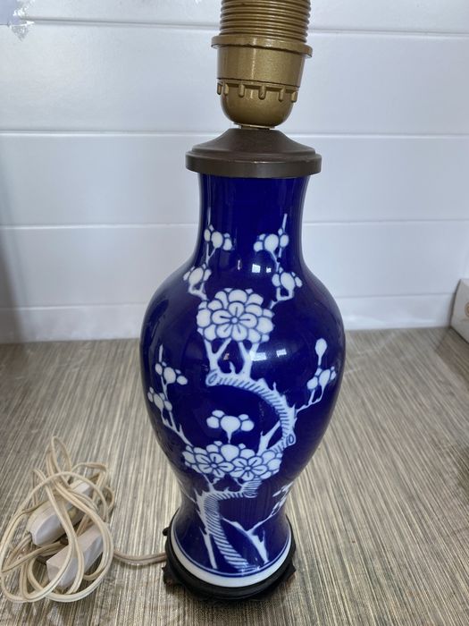 Jarra em porcelana azul.