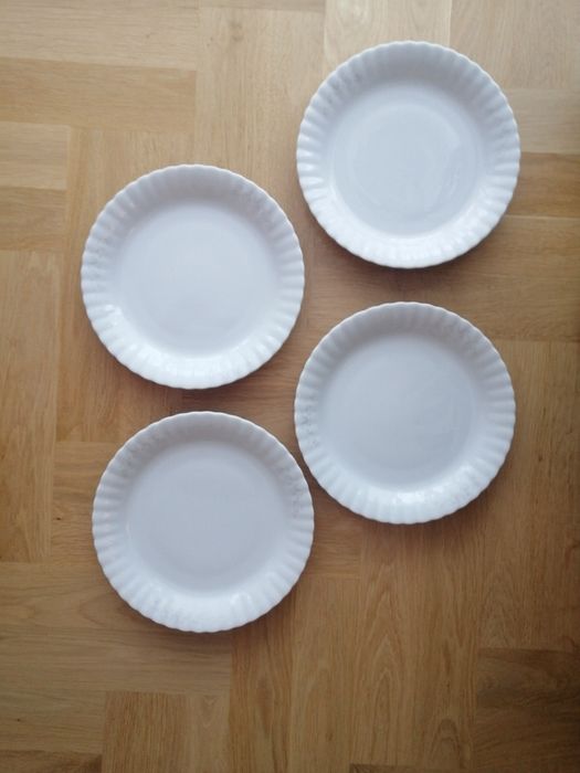 Komplet nowych talerzy Chodzież 4 sztuki