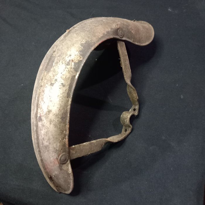 Guarda-lamas triciclo criança antigo.