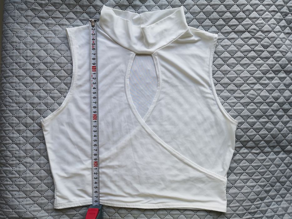 Krótki biały top Boohoo Night z wycięciem dekoldem rozmiar 42stan bdb